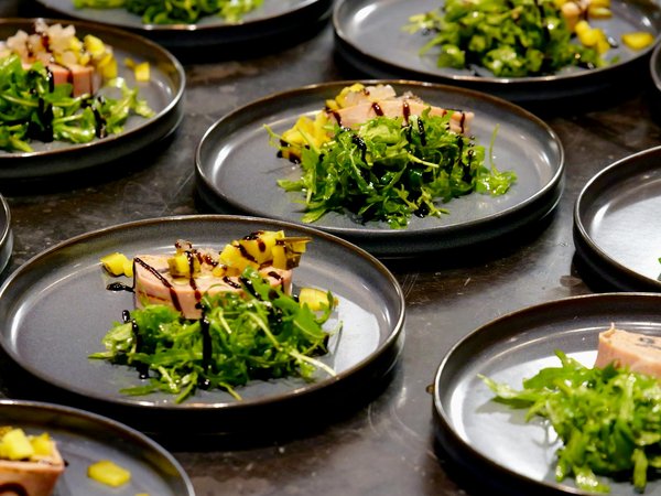 Découvrez les secrets d"une paella valencienne authentique : recette savoureuse au poulet et fruits de mer frais !